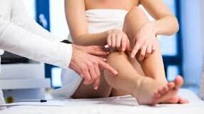 Il medico esamina la gamba del paziente